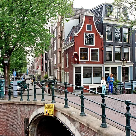 לינה וארוחת בוקר Commune 3*